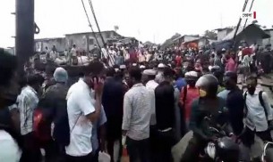 গার্মেন্টস চালুর ঘোষণায় ভোলা-লক্ষীপুর ফেরীঘাটে ঢাকামুখী শ্রমিকদের ভিড়