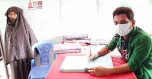 করোনা ঝুঁকি নিয়ে জ্বর সর্দিতে আক্রান্তদের সেবা দিচ্ছে ভোলার কমিউনিটি ক্লিনিকের স্বাস্থ্যকর্মীরা