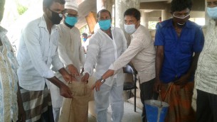মনপুরায় ১১ শত খেটে খাওয়া পরিবারের মাঝে চাল বিতরণ
