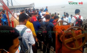ভোলা থেকে করোনা ঝুঁকি নিয়ে ঢাকামুখী গার্মেন্টস শ্রমিকরা: ইলিশা ফেরি ঘাটে মানুষের ঢল