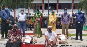 মনপুরায় ৬৩ অসহায় পরিবারের মাঝে প্রধানমন্ত্রীর ত্রাণ সামগ্রী বিতরণ