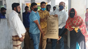 মনপুরায় দুস্থদের মাঝে চাল বিতরণ
