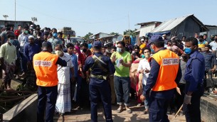 ভোলায় ইলিশা ফেরিঘাটে শ্রমজীবী মানুষের ভিড়