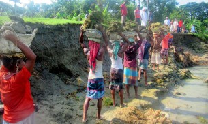 মনপুরায় আম্পানে ক্ষতিগ্রস্ত বাঁধ মেরামত করছে স্থানীয়রা