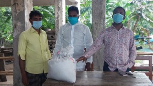 মনপুরায় আড়াইশত ক্ষুদ্র ব্যবসায়ীদের মাঝে চাউল বিতরণ