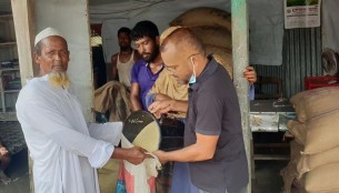 চরপাতিলার দূর্গত পরিবারের মাঝে ত্রাণ বিতরণ