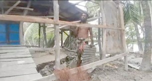 ভোলার ঢাল চলে ঘুর্ণিঝড়ে বিধ্বস্থ পরিবার গুলোর ঘুরে দাড়ানোর চেষ্টা