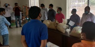 ভোলায় তোফায়েল আহমেদের উপহার পেল ফটোসাংবাদিকরা