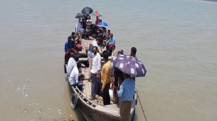 মনপুরায় ট্রলারলে চলছে যাত্রী পারাপার: করোনা আতংকে দেড় লক্ষ মানুষ