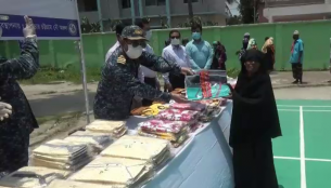 ভোলায় মুজিব শতবর্ষ উপলক্ষে ৫০০ অসহায়দের মাঝে ঈদের পোষাক ও খাদ্য সামগ্রী বিতরণ করেছে নৌবাহিনীর সদস্যরা