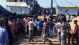 ভোলার ইলিশা ফেরিঘাটে বৈরী আবহাওয়া উপেক্ষা করে আজও ঢাকা ও চট্টগ্রামগামী শ্রমিকদের ভিড়
