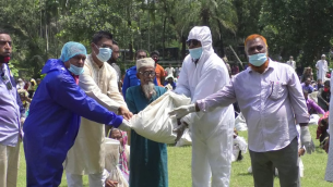 দৌলতখানে দেড় হাজার হতদরিদ্রদের মাঝে খাদ্য সামগ্রী বিতরন করেছেন এমপি মুকুল
