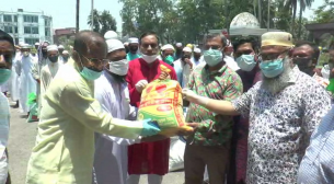 ভোলায় হাফেজদের মাঝে প্রধানমন্ত্রীর উপহার দিলেন জেলা পরিষদ