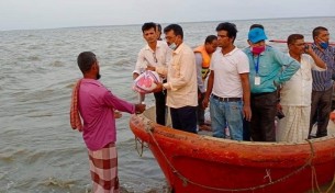 চরফ্যাসনে ঝড়ে ক্ষতিগ্রস্থদের মাঝে কোস্ট ট্রাস্টের ত্রান বিতরন