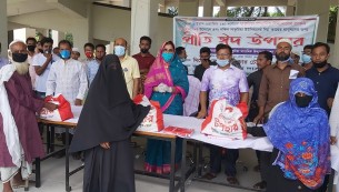 মনপুরায় ২ শত অসহায় পরিবারে ঈদ উপহার দিলো স্কুলের প্রাক্তন শিক্ষার্থীরা