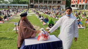 চরফ্যাশনে আম্ফানে ক্ষতিগ্রস্থদের মাঝে ত্রাণ বিতরণ