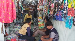 মনপুরায় প্রশাসনের শিথিলতায় হাট-বাজারে বাড়ছে জনতার ভীড়