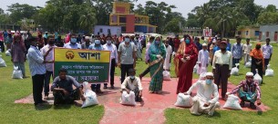 মনপুরায় ২০০ শত কর্মহীন অসহায় পরিবারের মাঝে ত্রাণ দিলেন আশা