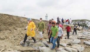 তজুমদ্দিনে আম্পান পরবর্তী ক্ষতিগ্রস্থ এলাকা পরিদর্শণ করলেন এমপি শাওনের