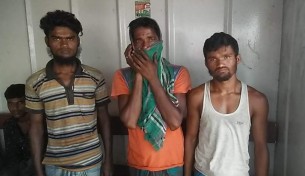 নিষেধাজ্ঞা অমান্য করে যাত্রী পারাপার করায় ইলিশায় ৩ মাঝিসহ দুই বোট জব্দ