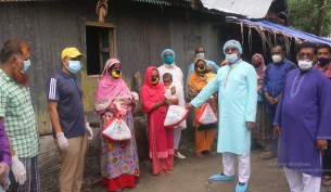 লালমোহনে ইটভাটা শ্রমিকদের মাঝে ত্রাণ বিতরণ করলেন এমপি শাওন