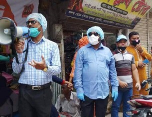 ভোলায় সামাজিক দূরত্ব মানছে না: সচেতন করতে মাইক হাতে সংবাদকর্মীরা