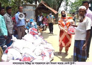 লালমোহনের বিচ্ছিন্ন চরে কোস্ট ট্রাস্টের ত্রাণ বিতরণ  