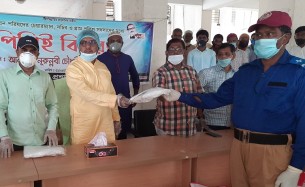 লালমোহনে জনপ্রতিনিধি সচিব ও চৌকিদারদের সুরক্ষা সামগ্রী দিলেন এমপি শাওন