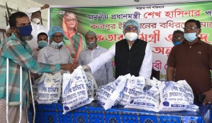 লালমোহনে বধির ও প্রতিবন্ধিদের মাঝে নগদ অর্থ ও ইফতার  সামগ্রী বিতরণ