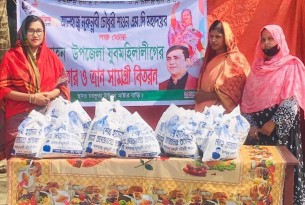 লালমোহনে এমপি শাওনের পক্ষে যুব মহিলালীগের খাদ্য সামগ্রী বিতরণ