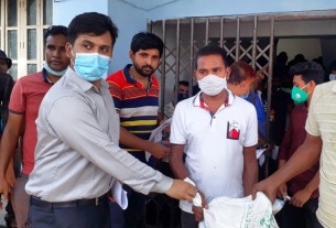 ভোলায় কর্মহীন শতাধিক স্বর্ণ কারিগরের মাঝে খাদ্য সামগ্রী বিতরণ