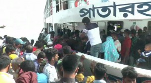 ভোলায় যাত্রীবাহী লঞ্চে উপচে পড়া ভিড়: নেই স্বাস্থ্যবিধির বালাই