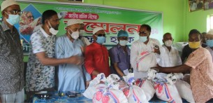 পৌর কাউন্সিলদের উদ্যোগ ভোলায় সংবাদপত্র হকার্সদের খাদ্য সহায়তা