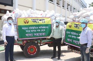 ভোলায় করোনায় ক্ষতিগ্রস্থ মানুষের জন্য ত্রাণ দিলো আশা