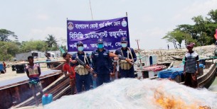 তজুমদ্দিনে কোষ্টগার্ডের অভিযানে ৫০ হাজার মিটার অবৈধ কারেন্ট জাল আটক