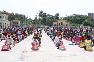 এবার পরিবহন শ্রমিকদের খাদ্য সহায়তা দিলেন এমপি জ্যাকব 