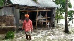 মনপুরায় ৮ কিলোমিটার বেড়ীবাঁধ বিধ্বস্ত সহ ৩৫১ টি ঘরের ক্ষতি