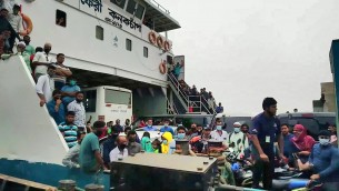 ঈদ শেষে কর্মস্থলে ফেরা মানুষের চাপ বেড়েছে ভোলার ইলিশা ফেরি ঘাটে