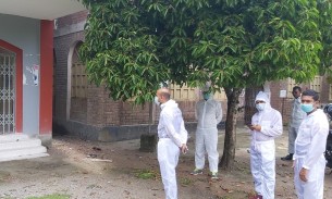 মনপুরায় আইসোলেশনে থাকা করোনা আক্রান্ত যুবকের সাথে আড্ডা দিলেন ইউএনও