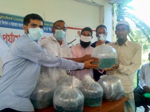 চরফ্যাশনে উপকূলীয় জেলেদের মাছের পোনা দিল গ্রামীণ জন উন্নয়ন সংস্থা