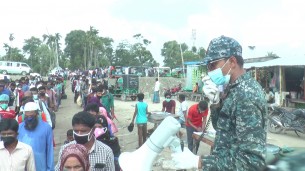 ভোলার লঞ্চঘাটে স্বাস্থ্যবিধি নিশ্চিত করতে কাজ করছে নৌ-বাহিনী