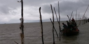 দৌলতখানের মেঘনায় নিষিদ্ধ খুঁটিজাল অপসারণ নিয়ে সংর্ঘষ উত্তেজনা