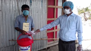 চরফ্যাশনে অসহায়দের মাঝে নগদ সহায়তা প্রদান