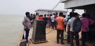 ইলিশা ফেরিঘাটে গিয়ার বক্স ভেঙ্গে  পন্যবাহী গাড়ি নদীতে নিমজ্জিত