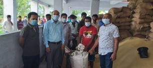 মনপুরায় সামুদ্রিক জেলেদের মধ্যে চাল বিতরন করলেন ইউএনও