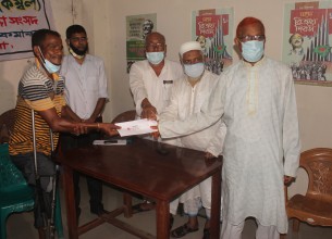 দৌলতখানে মুক্তিযোদ্ধাদের অসচ্ছল  সন্তানদের মাঝে নগদ অর্থ বিতরণ