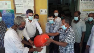 ভোলায় ৮ শত হতদরিদ্র পরিবারের মাঝে চাল ও মাস্ক বিতরণ