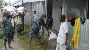 ভোলায় ত্রাণ নিয়ে প্রত্যান্ত অঞ্চলের অসহায় মানুষের দরজায় নৌবাহিনী