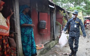 তজুমদ্দিনে নৌবাহিনীর ত্রাণ বিতরণ