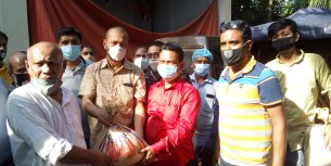 ভোলায় ৫০০ কর্মহীন পরিবারের মাঝে উপহার সামগ্রী বিতরণ